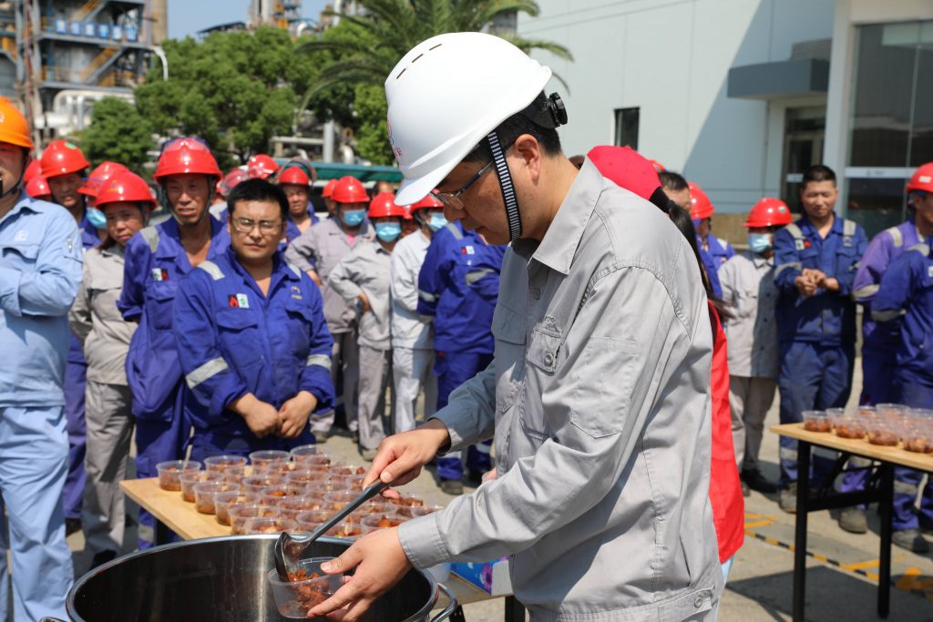 公司董事长都跃良慰问奋战检修一线员工